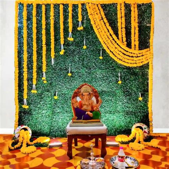 Can we keep Ganesh photo in bedroom?