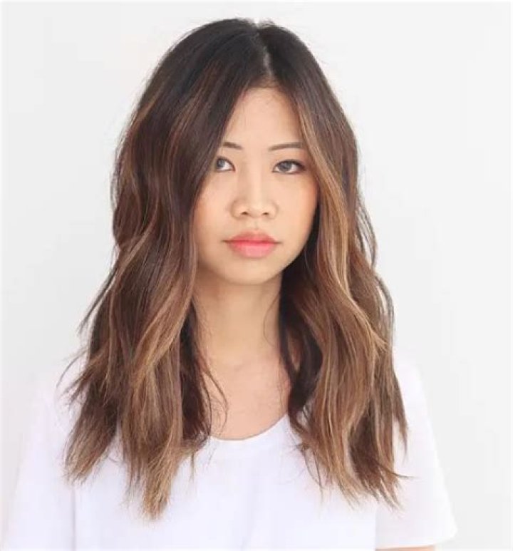 Does thin hair look better dark or light?