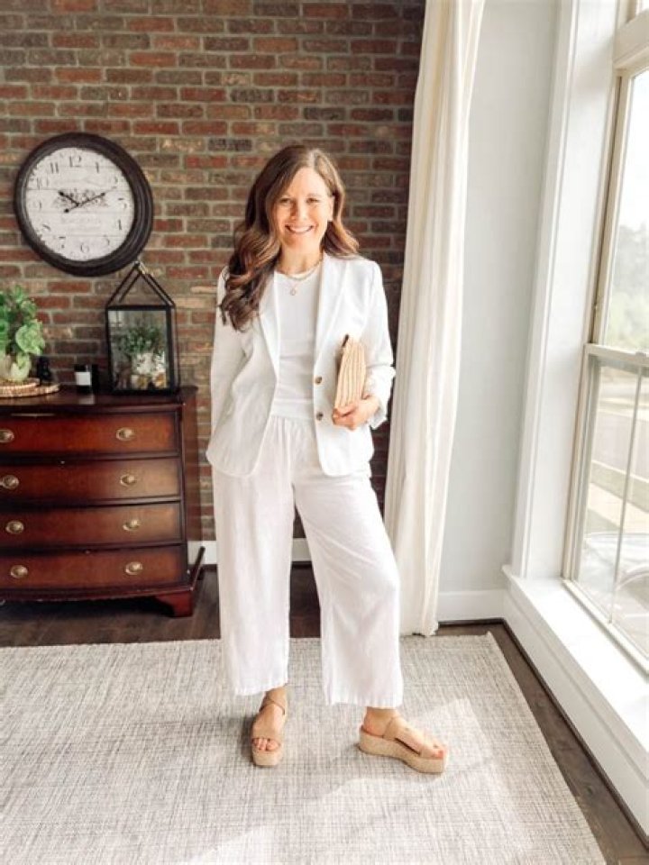 How do you keep white linen white?