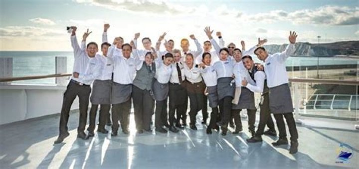 How much do crew members make on cruise ships?
