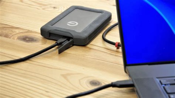 Should external hard drive always plugged?