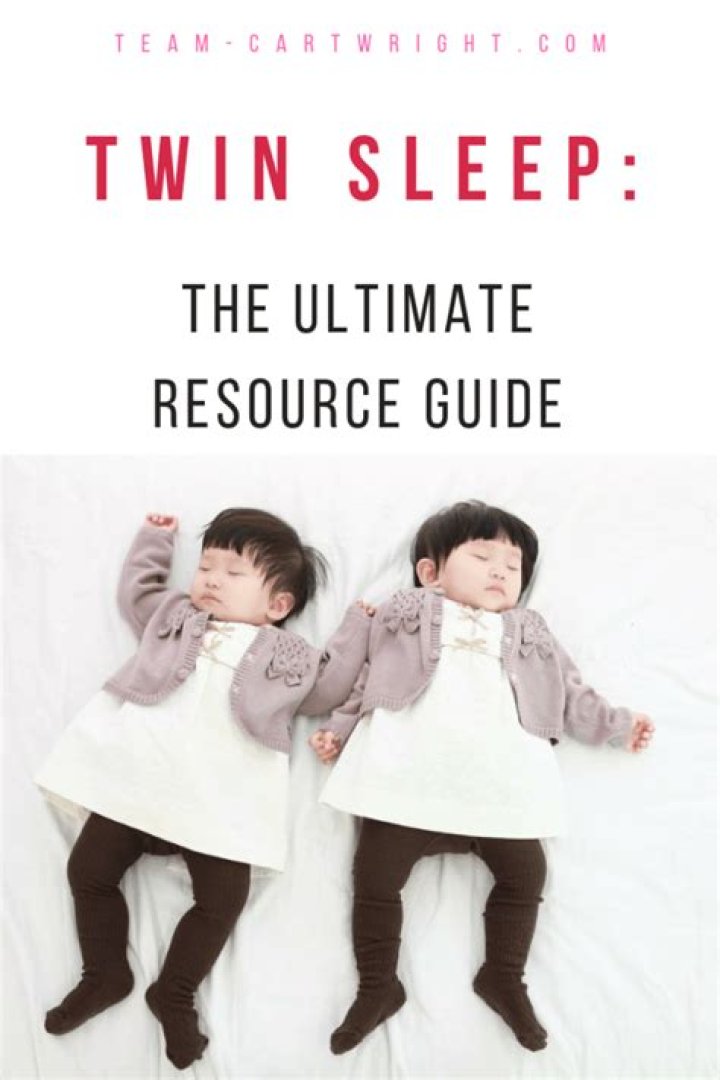 Should twins sleep together when newborns?