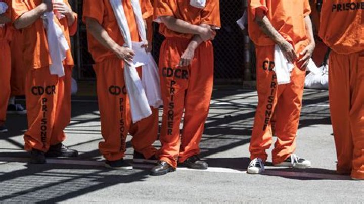 Why do prisoners wear chains?
